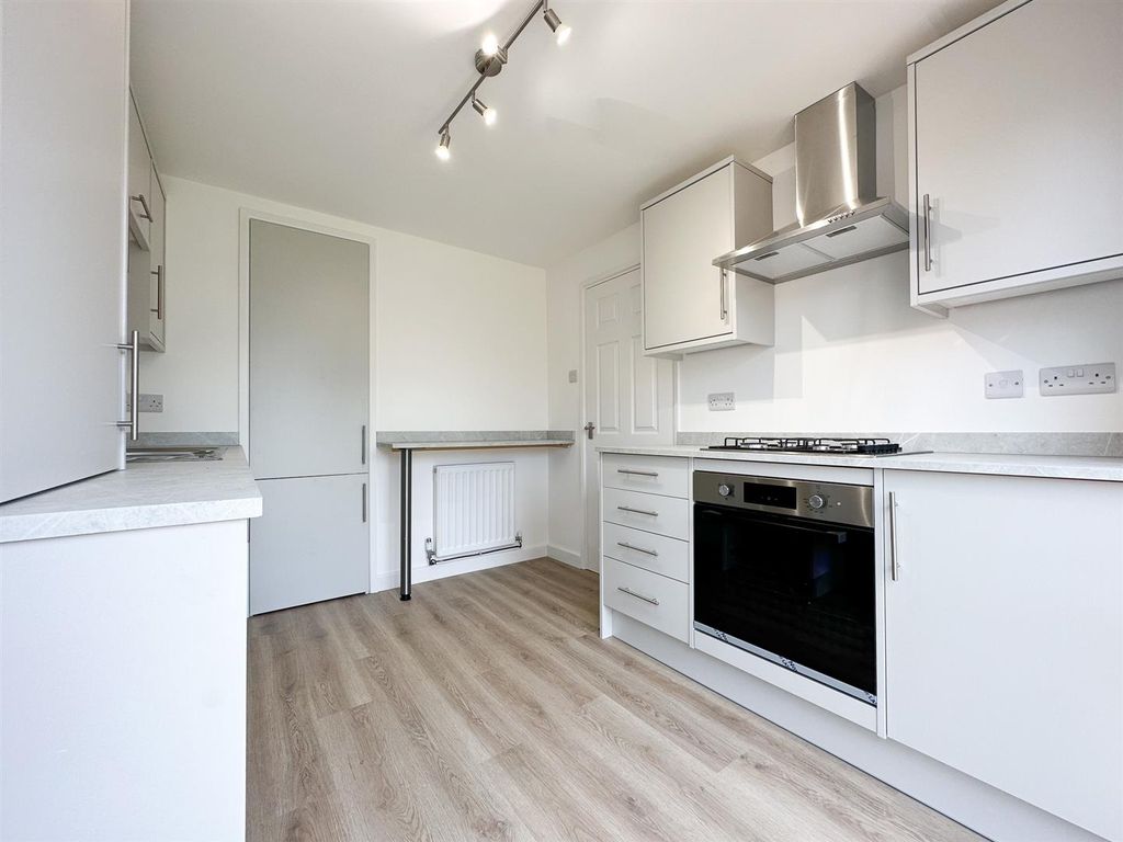 Property photo 2 of 10 Kitchen