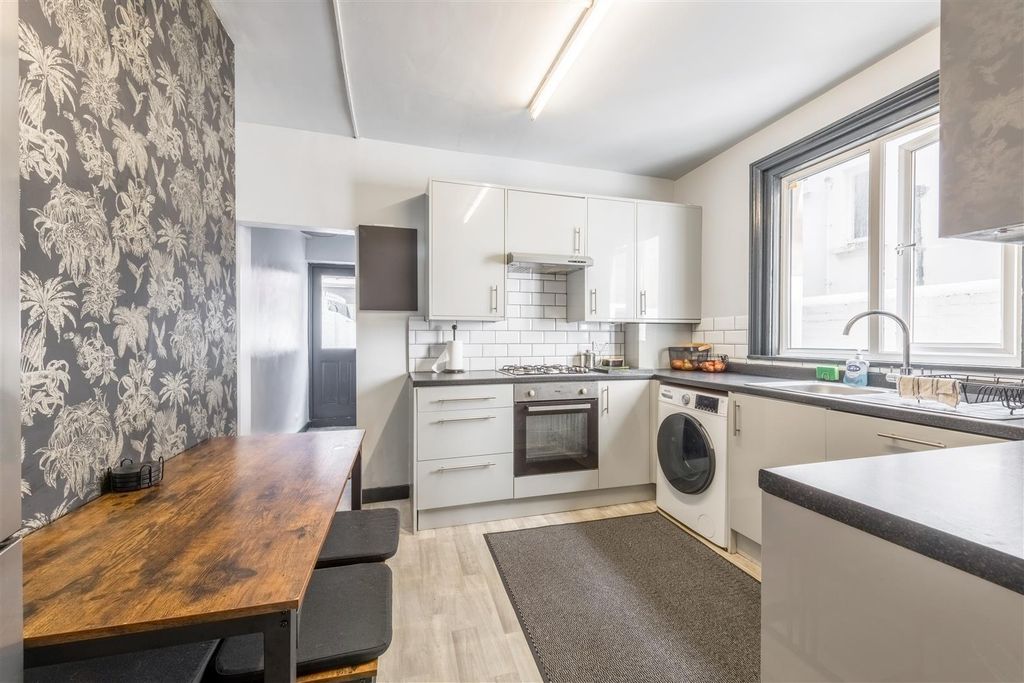 Property photo 3 of 14 5 Fonthill Road-2.Jpg