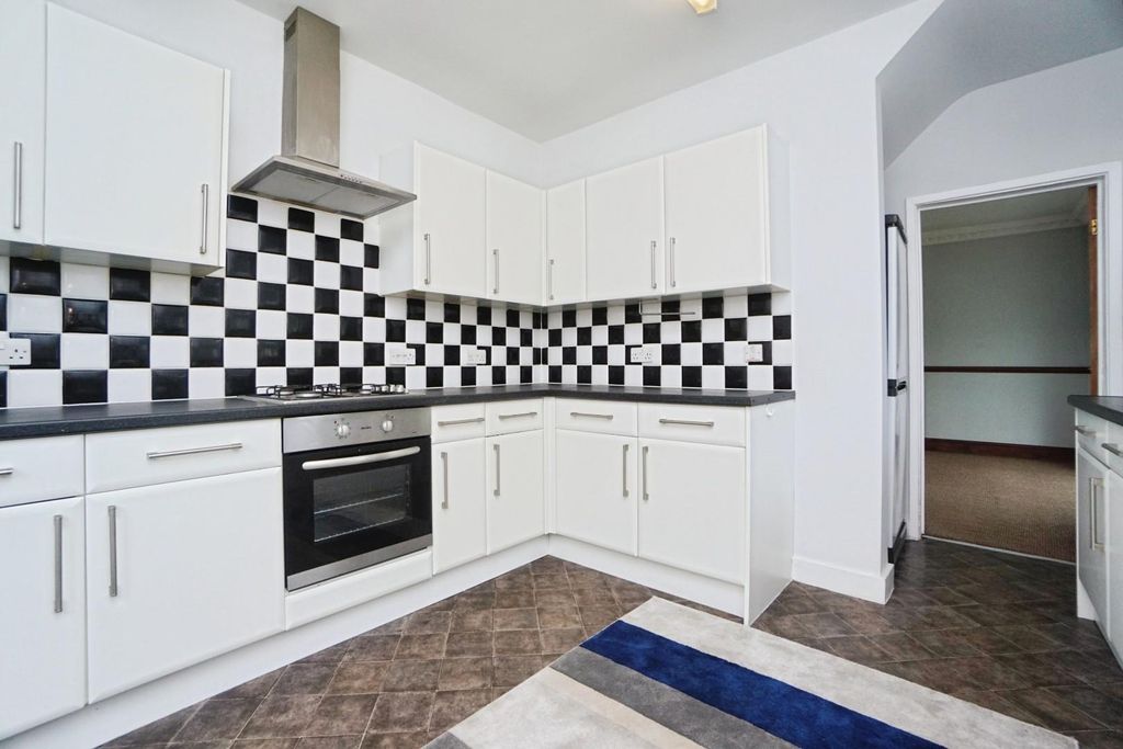 Property photo 3 of 18 Kitchen