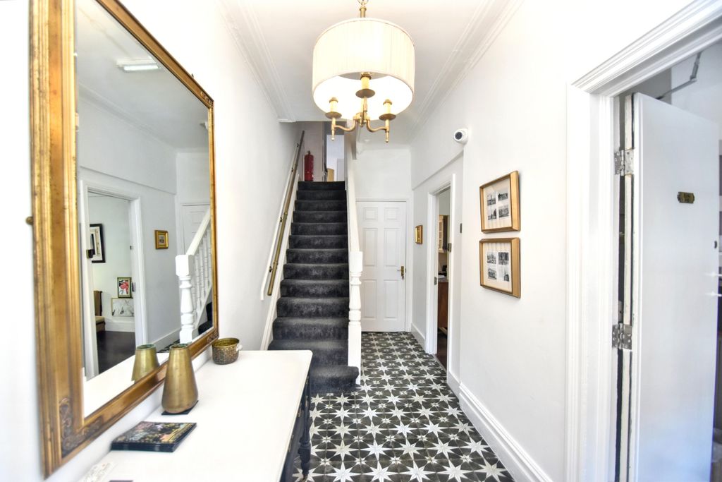 Property photo 3 of 28 Entrance Hall