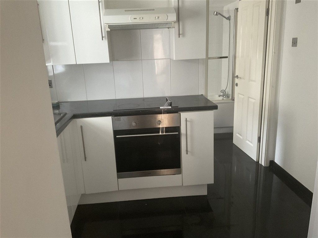 Property photo 3 of 8 Kitchen