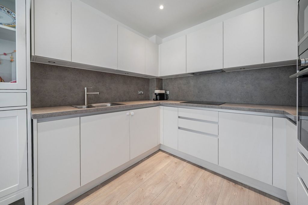 Additional image 7 of 2 bed flat for saleAtkinson House, 3 Eden Place, Oxted RH8