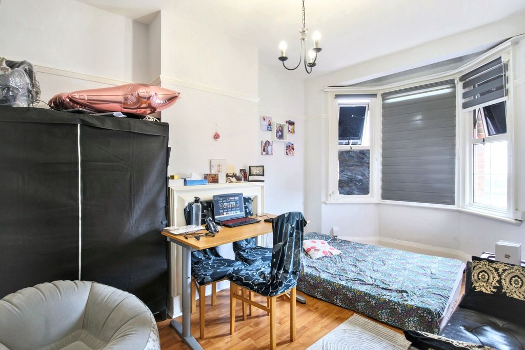 Property photo 2 of 7 160 Heath Park Road, Gidea Park, Romford, Essex, Rm2 5XL