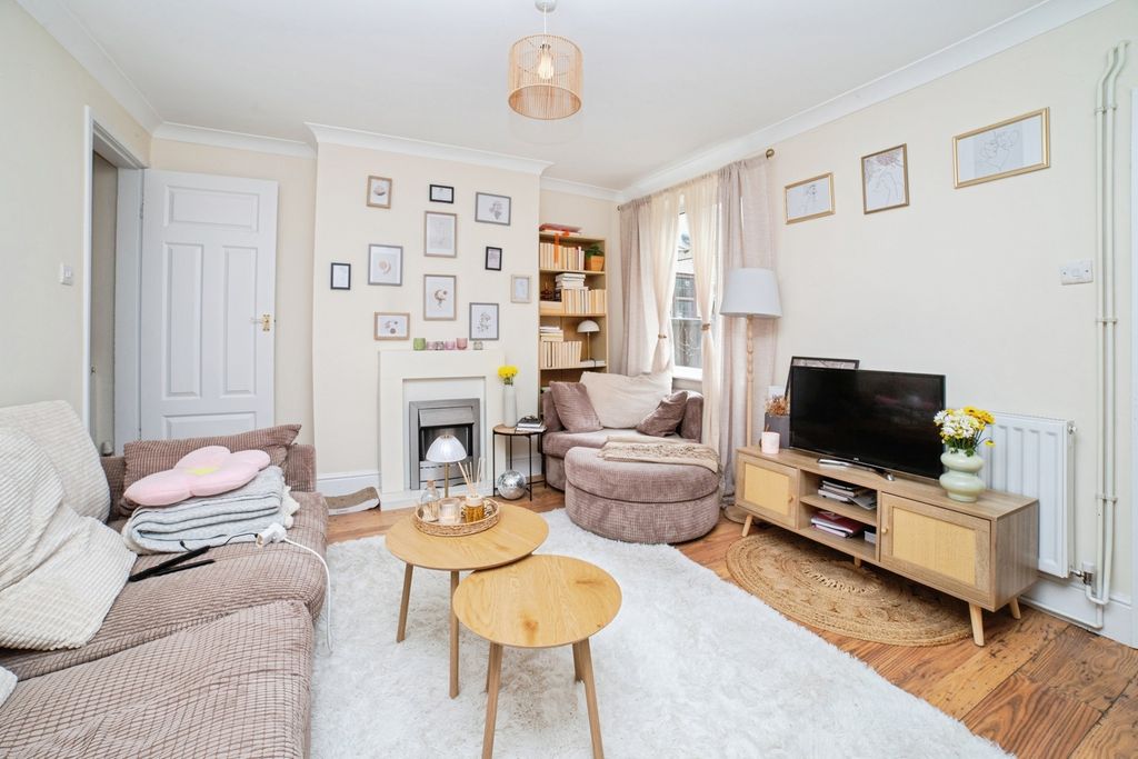 Property photo 2 of 17 Lounge