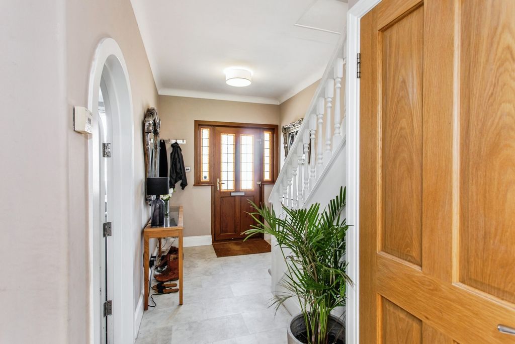 Property photo 2 of 20 Enyrance Hall