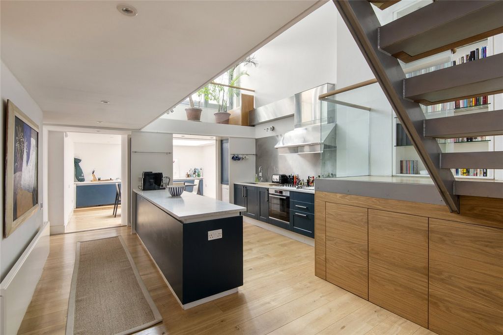 Property photo 3 of 10 Kitchen