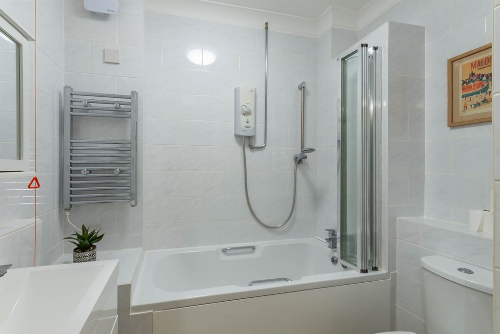 Property photo 3 of 10 Bathroom