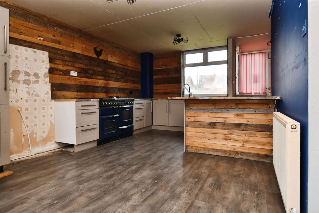 Property photo 2 of 20 Kitchen/Dining Room