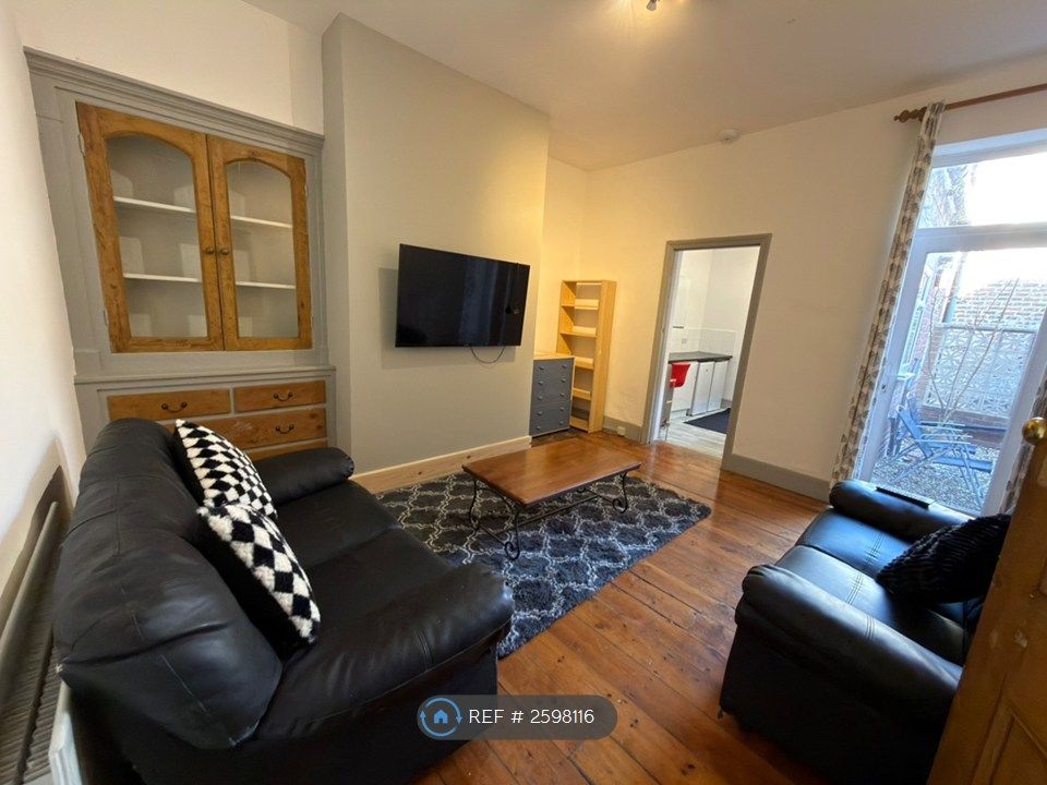 Property photo 3 of 19 Lounge