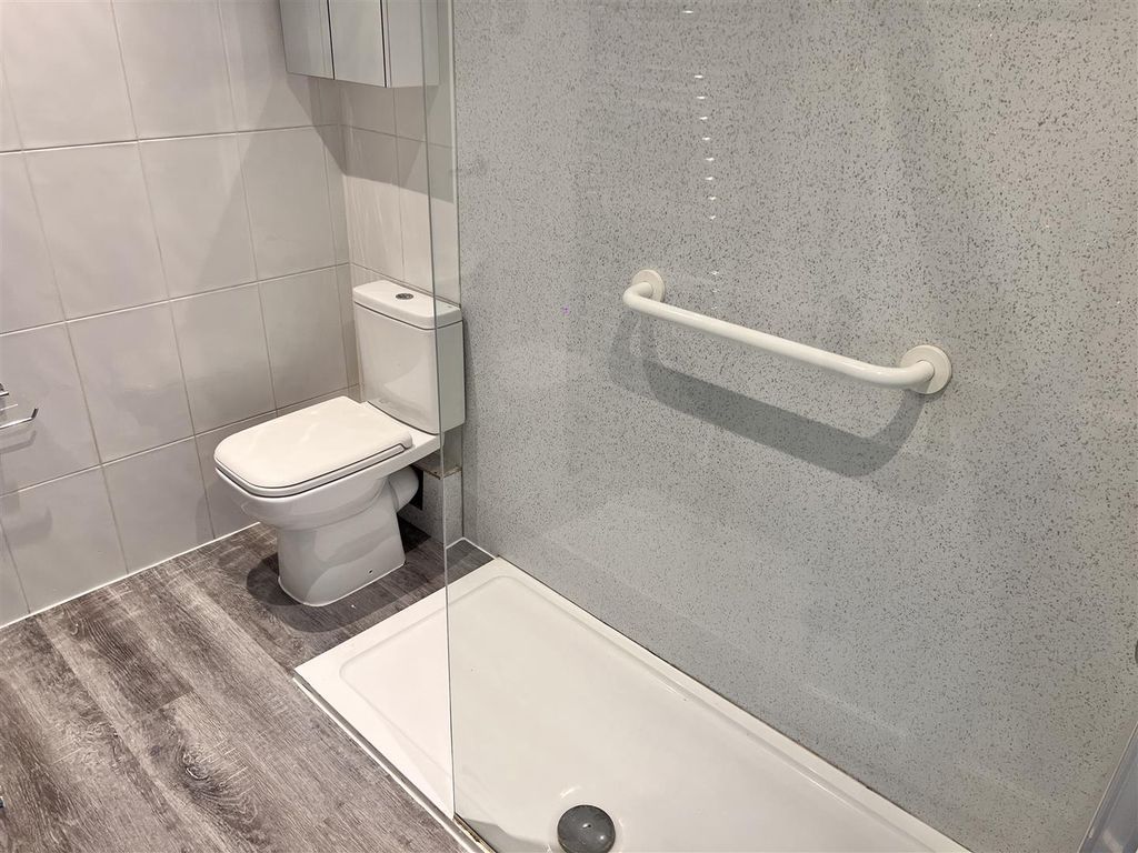 Property photo 2 of 5 Bathroom.Jpg