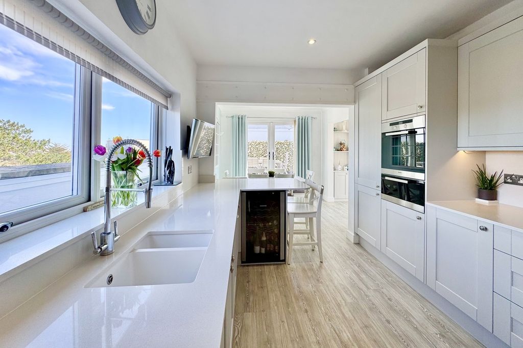 Property photo 2 of 28