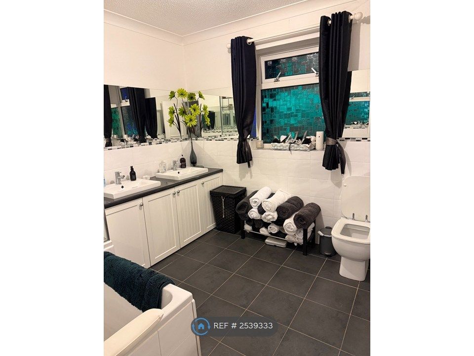 Property photo 2 of 9 Bathroom