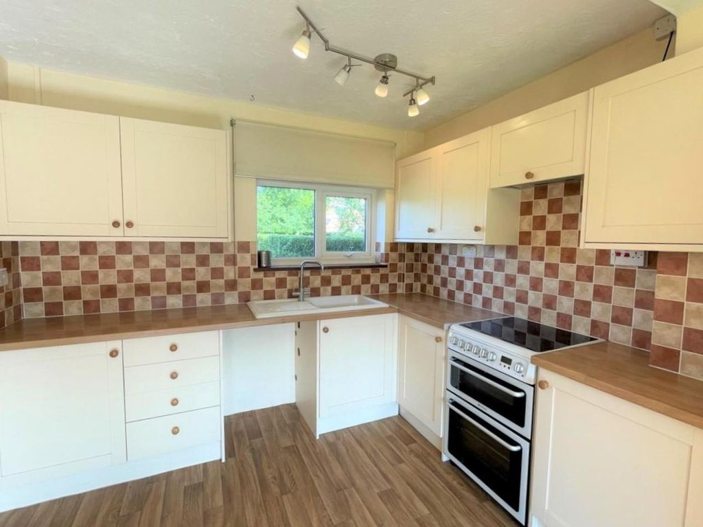 Property photo 3 of 10 Kitchen