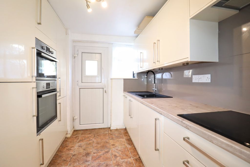 Property photo 3 of 12 Kitchen