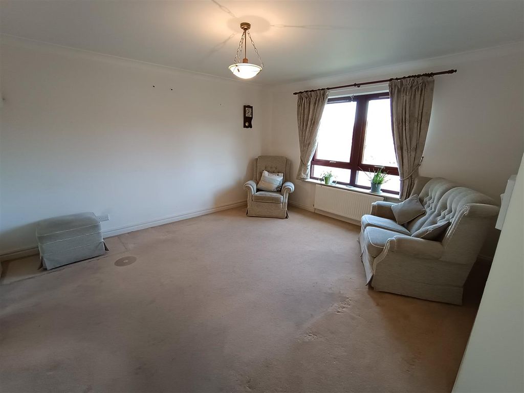 Property photo 3 of 9 Lounge