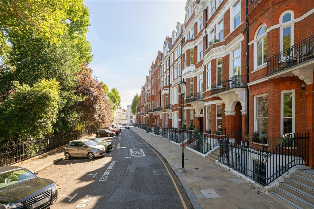 Property photo 3 of 17 Flat 4, 34 Lennox Gardens Hi-21.Jpg