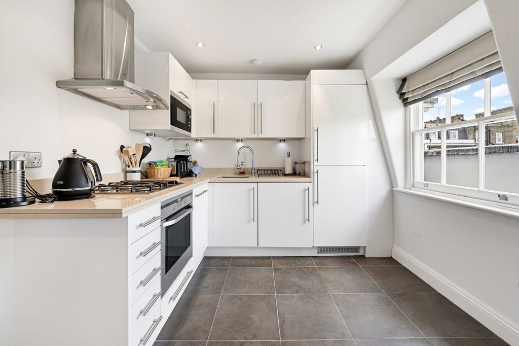 Property photo 3 of 10 Kitchen
