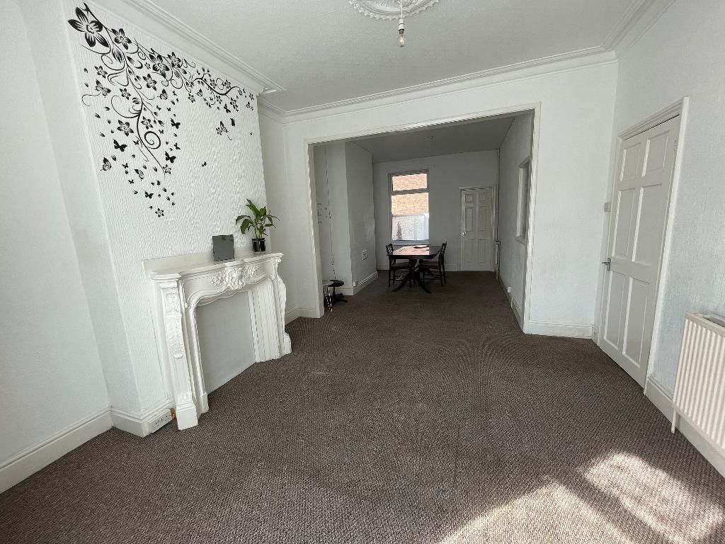 Property photo 2 of 13 Through Lounge