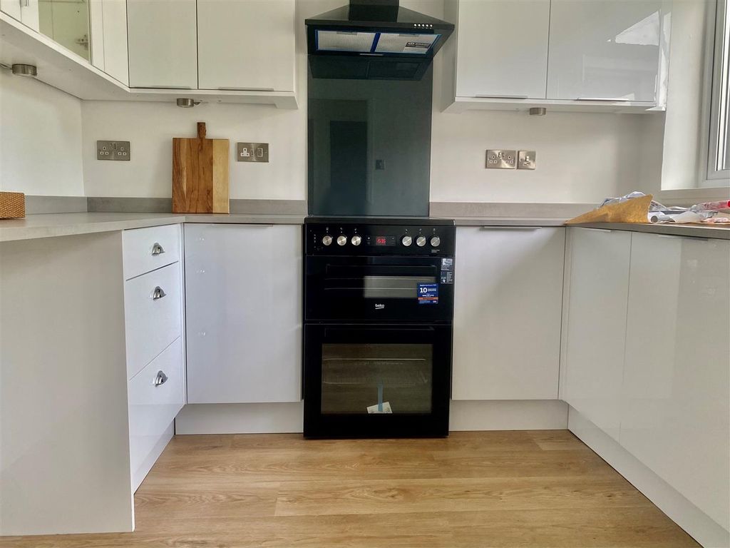 Property photo 2 of 17 Kitchen (1).Jpg