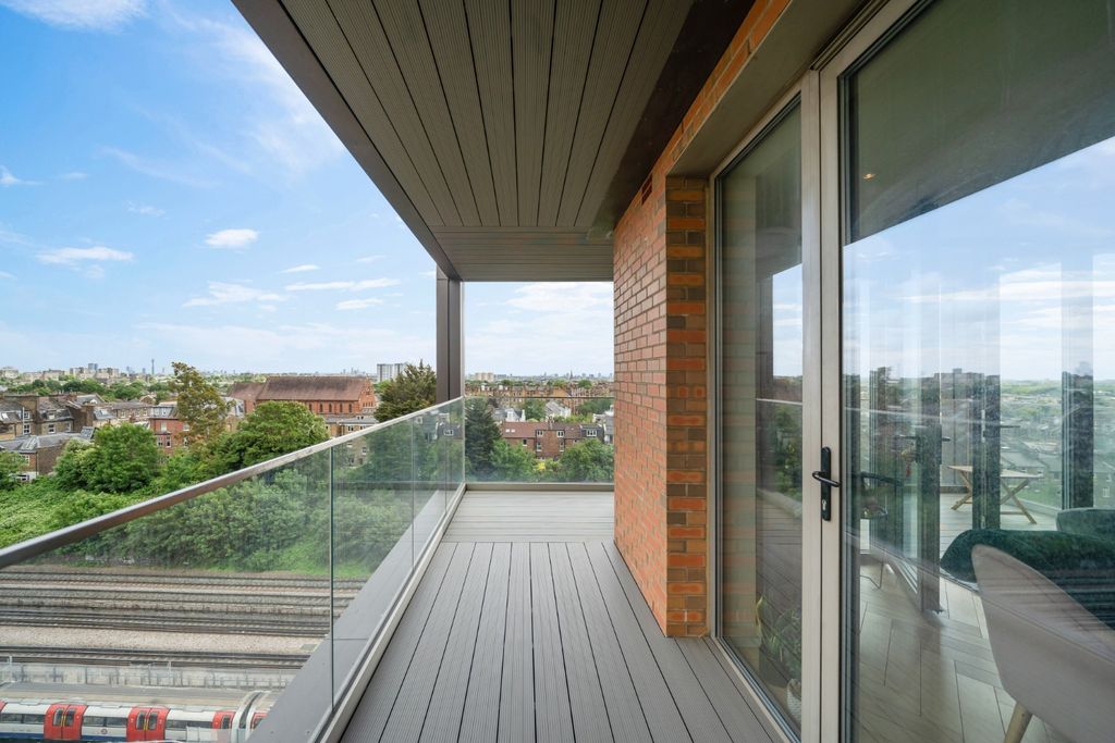 Property photo 3 of 12 4698693