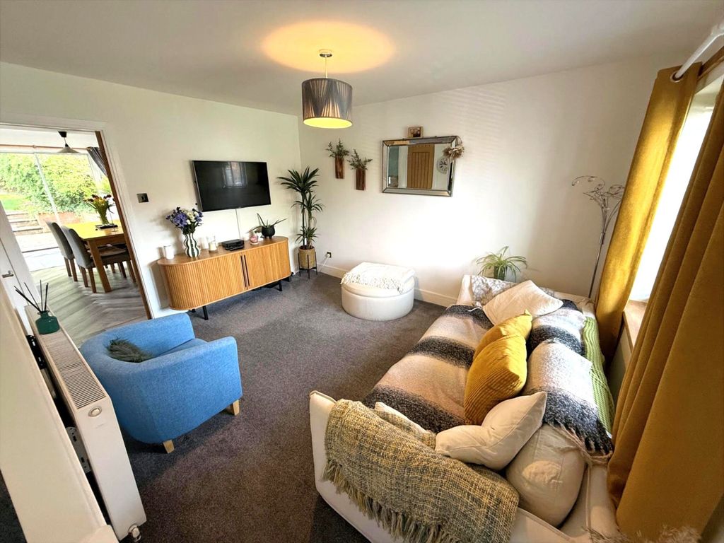 Property photo 3 of 18 Lounge