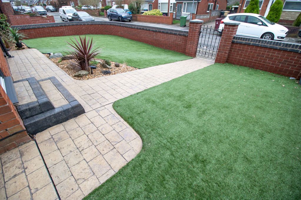 Property photo 2 of 25 Front Garden