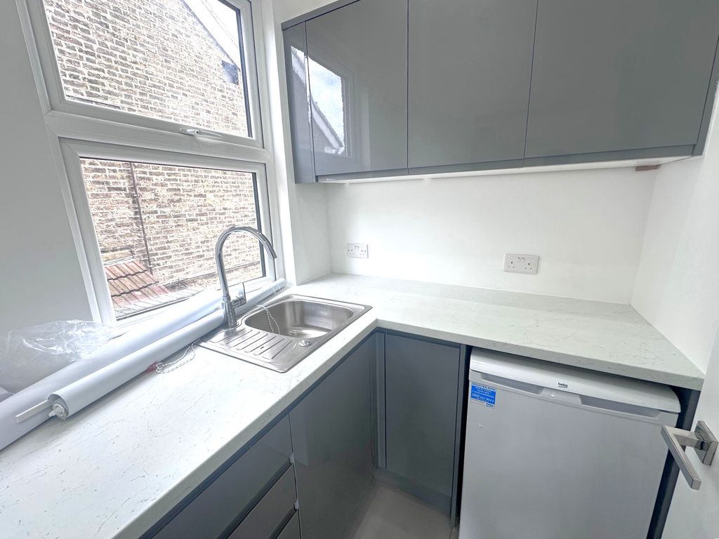 Property photo 3 of 6 Kitchenette