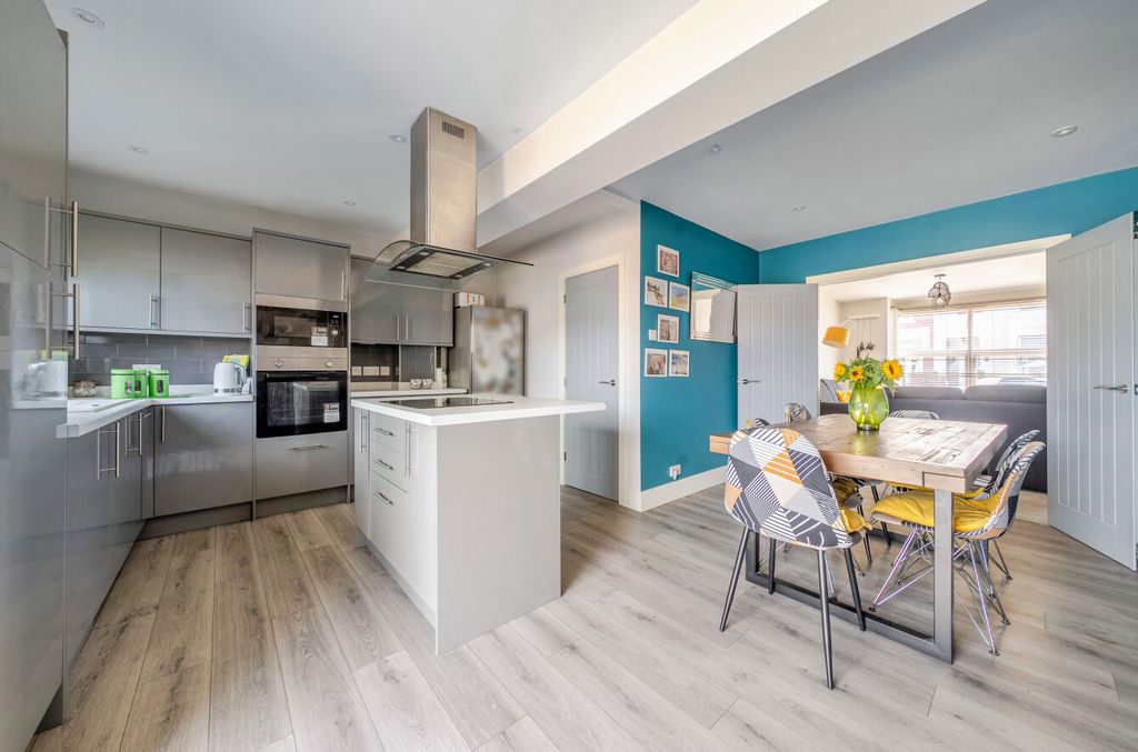 Property photo 3 of 16 1488602-10-6A4E69...