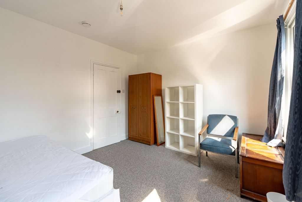 Property photo 3 of 15 58 Marlborough Road Bedroom (1)