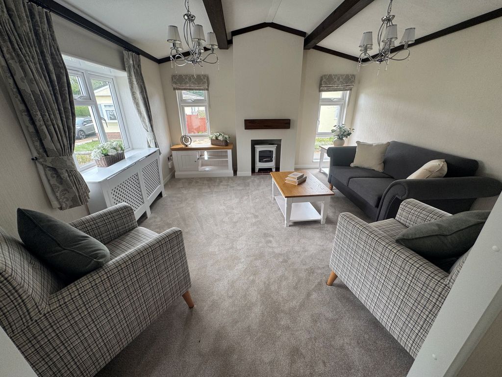 Property photo 2 of 11 Cottage - Living Room Warren Park 2