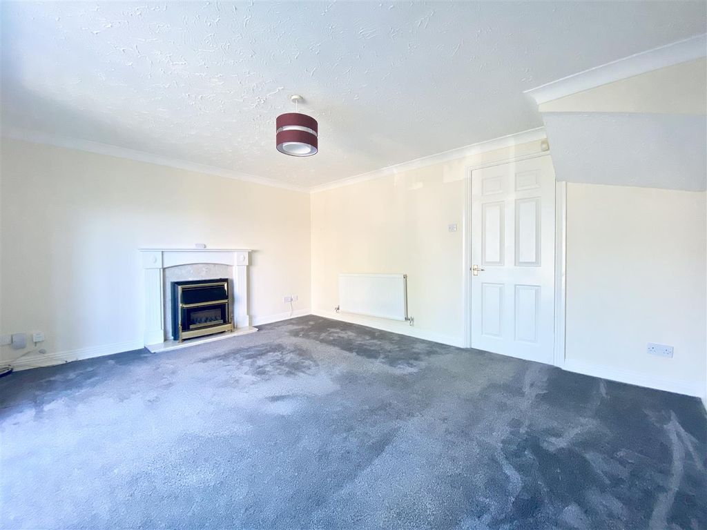 Property photo 3 of 17 Lounge