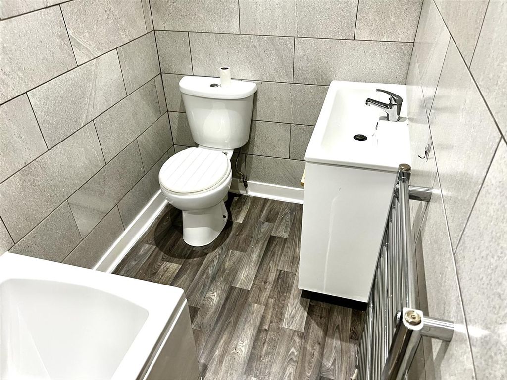 Property photo 1 of 15 Bathoom 1.Jpg