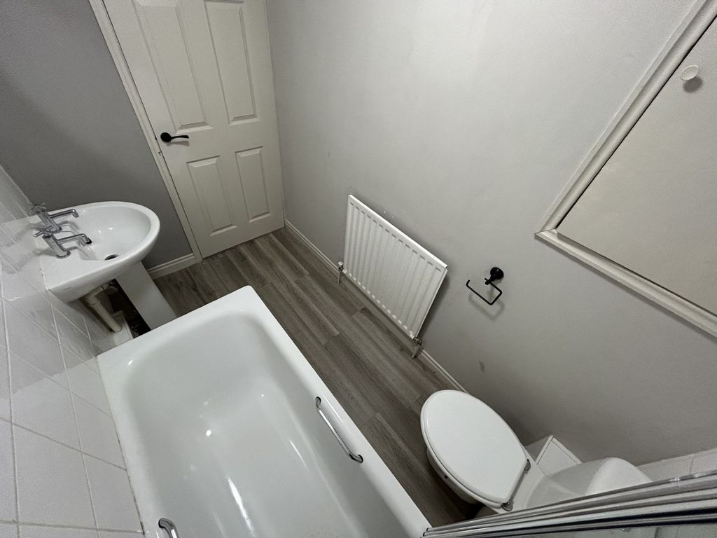 Property photo 3 of 7 Bathroom