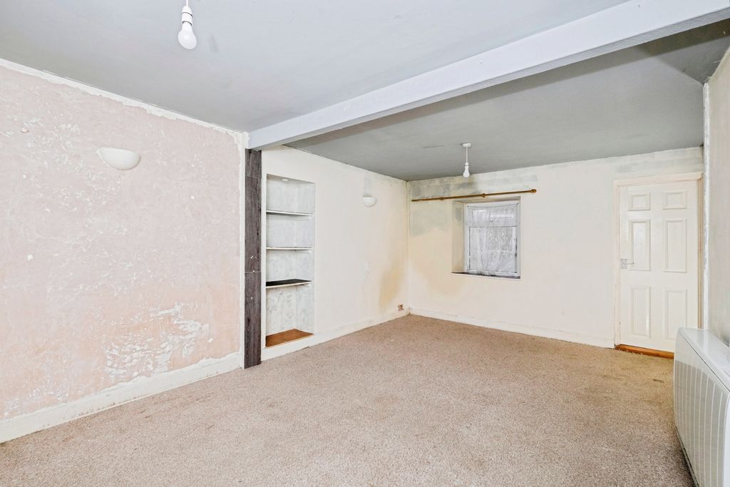 Property photo 3 of 16 Lounge