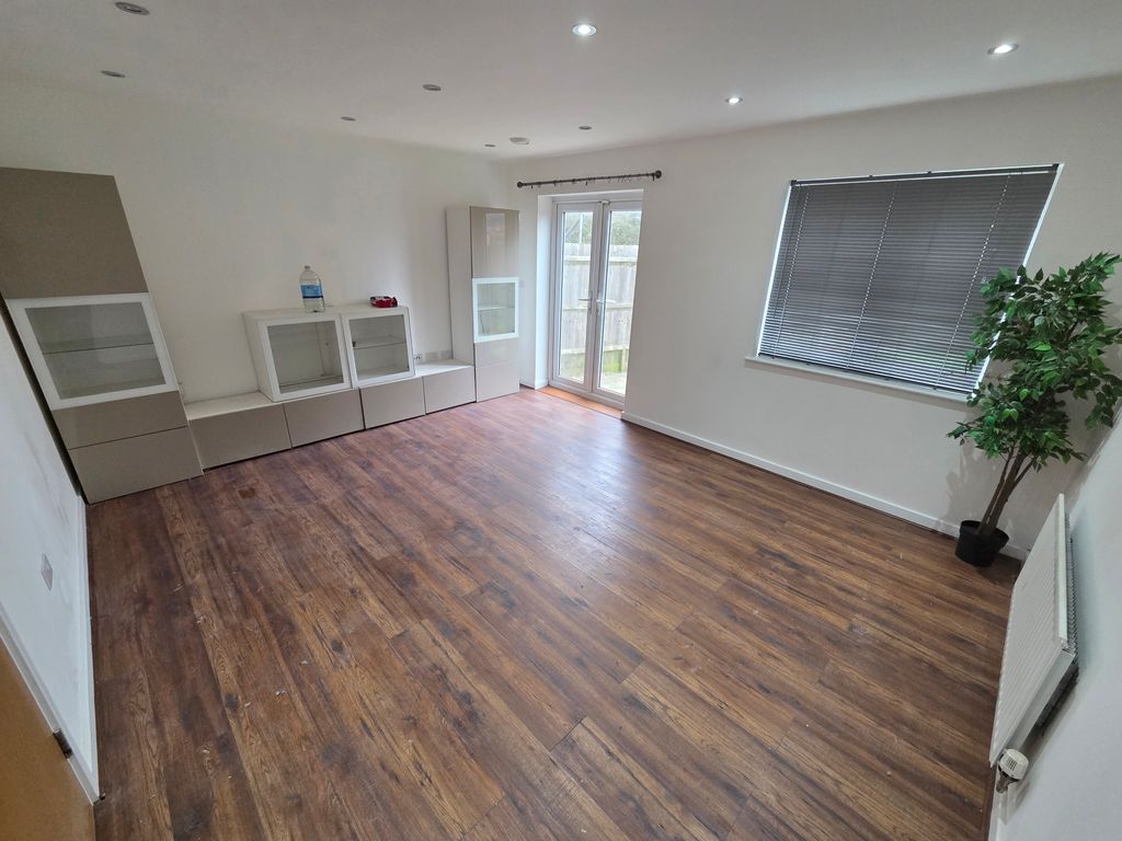 Property photo 2 of 12 Image