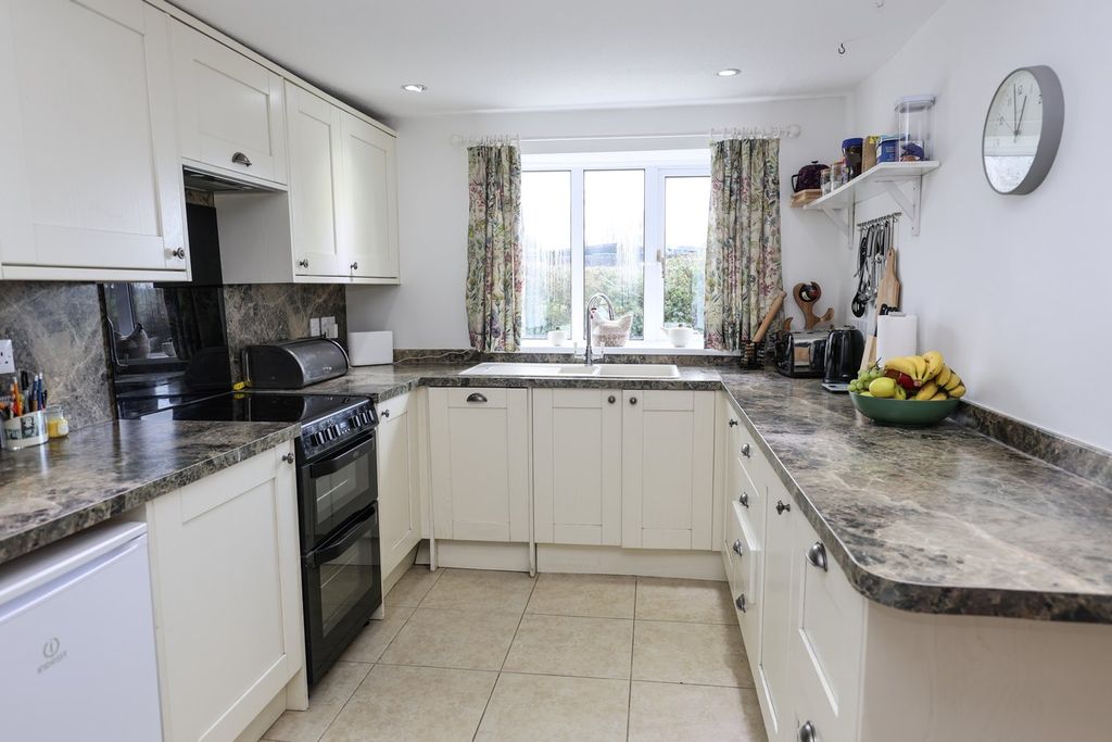 Property photo 3 of 19 Kitchen
