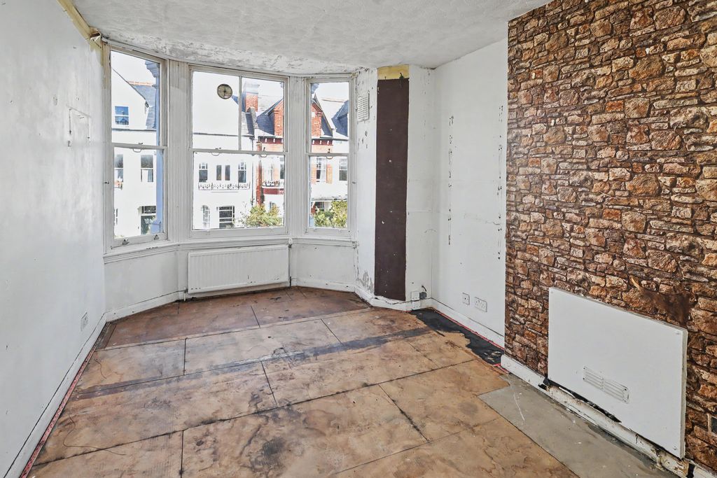 Property photo 2 of 17 33B Streatley Road, London Nw6 7Lt