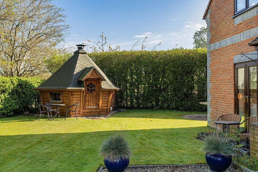 Property photo 3 of 25 Hut