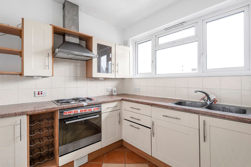 Property photo 3 of 18 Kitchen