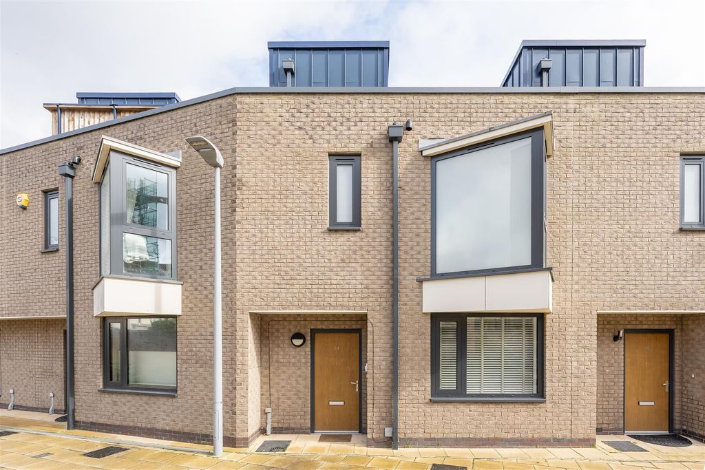 Property photo 1 of 22 Parade Gardens, E4