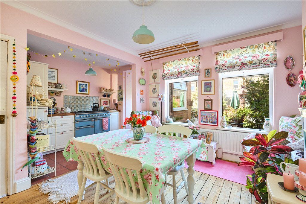 Property photo 3 of 19 Kitchen