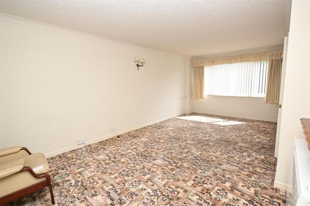 Property photo 3 of 17 21' x 11' Living Room