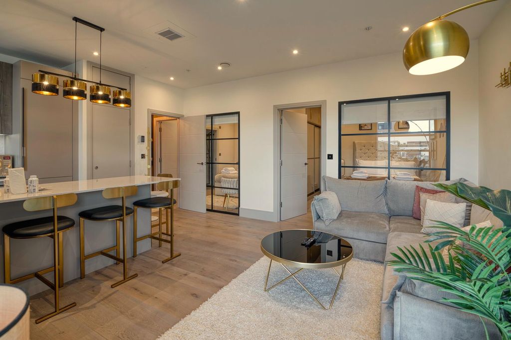 Property photo 1 of 24 Ahm - F31, 376A Clapham Rd, Sw9-10.Jpg