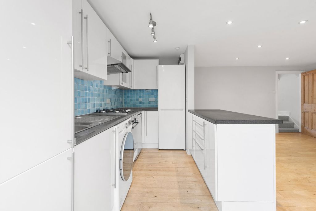 Property photo 3 of 10 Kitchen