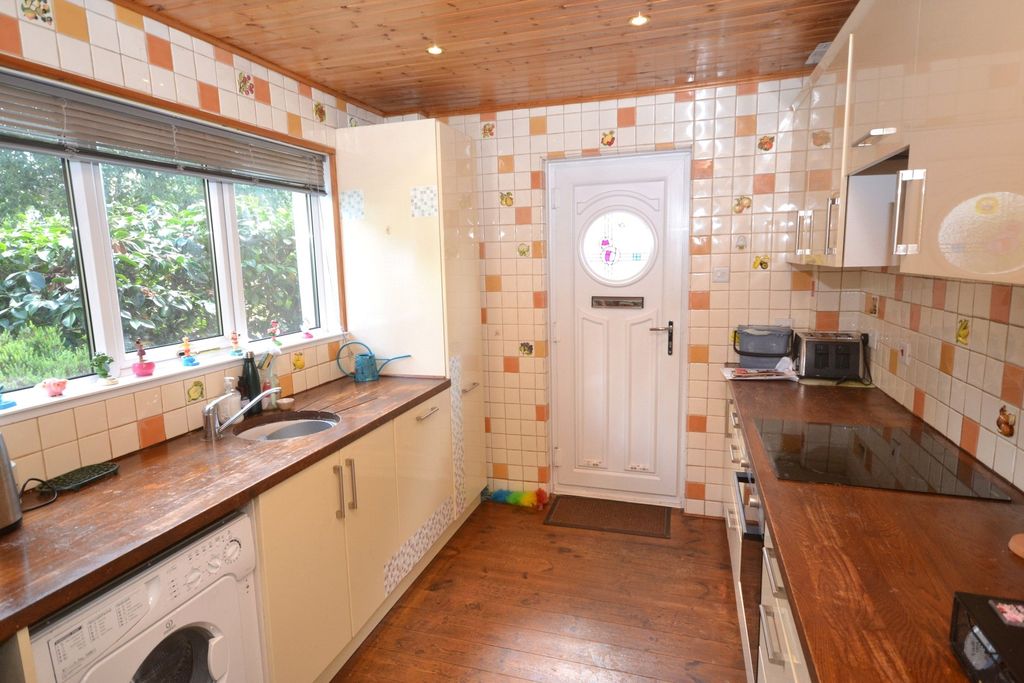 Property photo 3 of 10 Kitchen