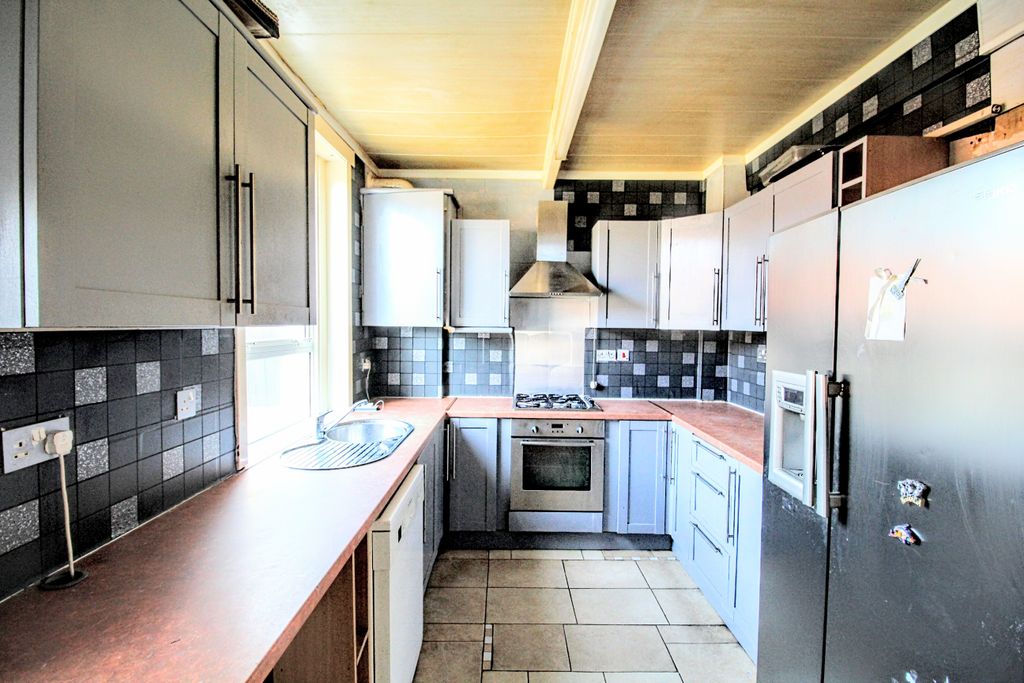 Property photo 3 of 9 Kitchen