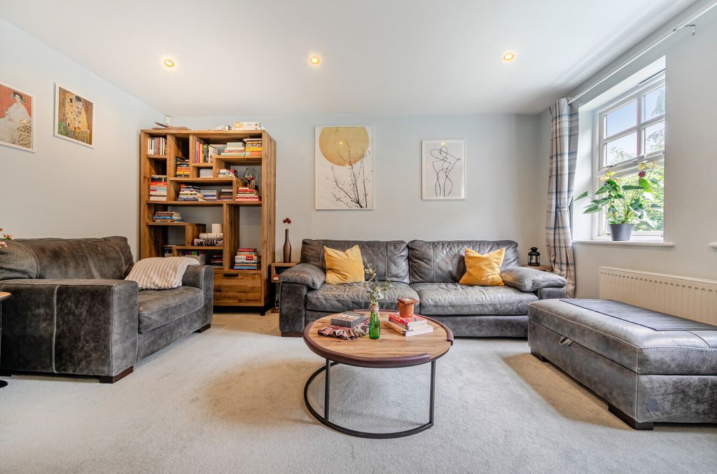 3 bed flat for salePark Road, Bromley BR1 photo 2