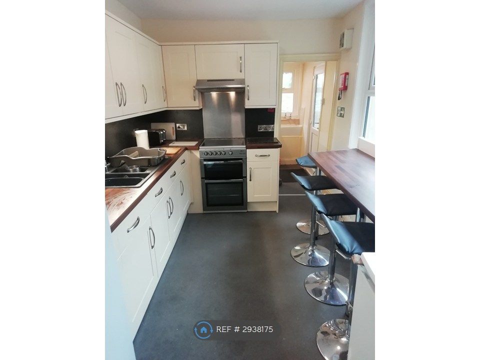 Property photo 2 of 28 Kitchen And Breakfast Bar