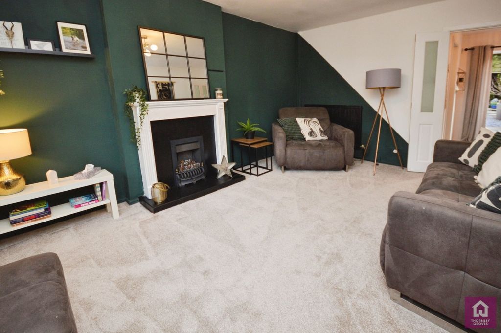 Property photo 2 of 17 Lounge