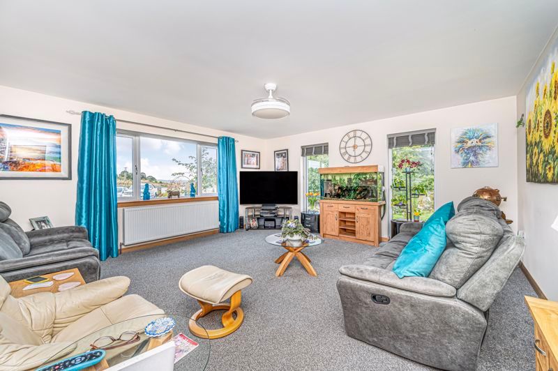 Property photo 2 of 31 Lounge